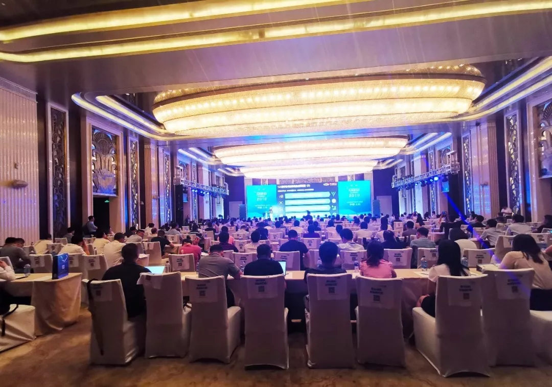 领导扒开我奶罩吸我奶头视频