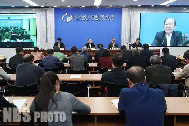 领导扒开我奶罩吸我奶头视频