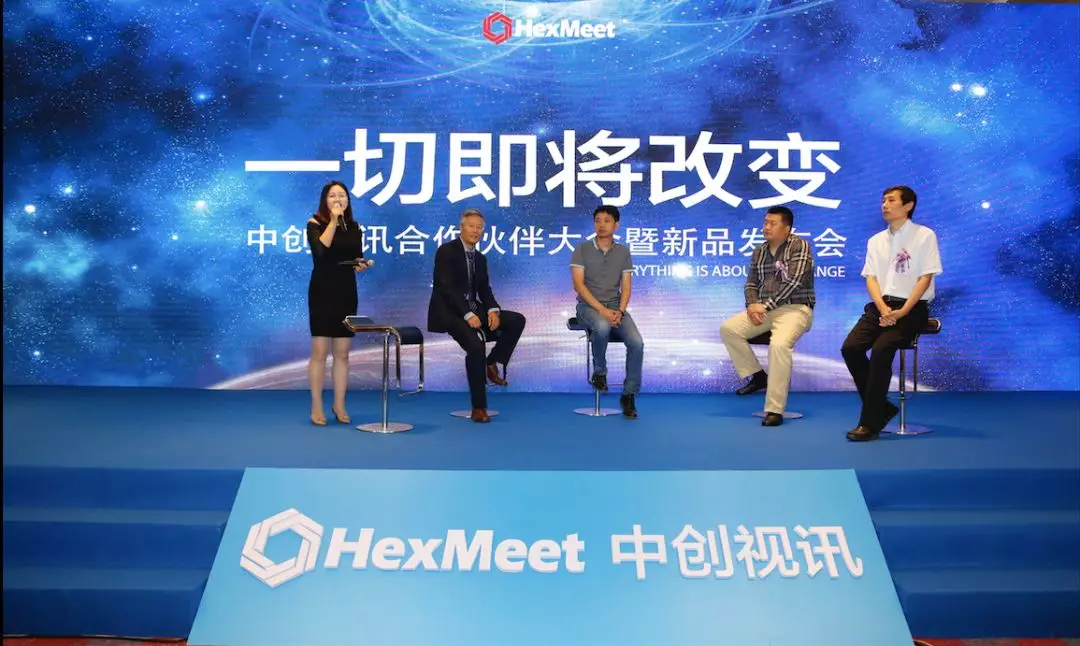 领导扒开我奶罩吸我奶头视频