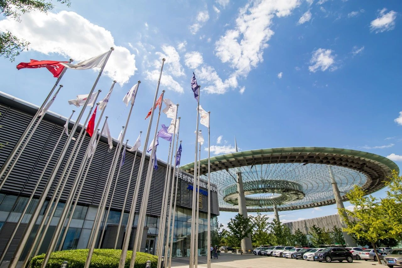 领导扒开我奶罩吸我奶头视频