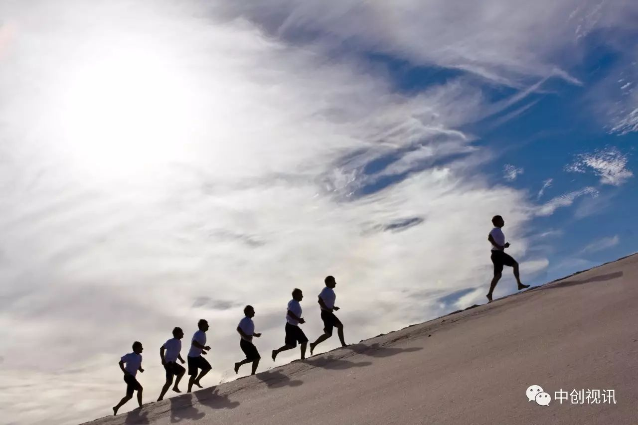 领导扒开我奶罩吸我奶头视频