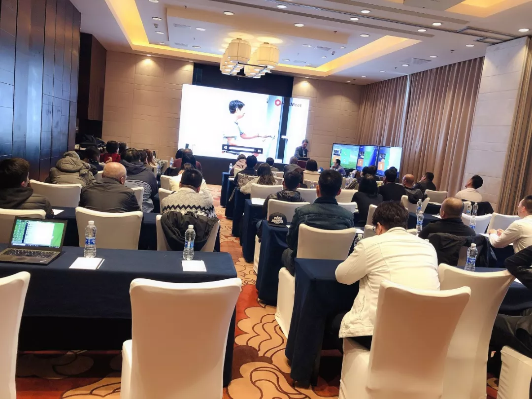 领导扒开我奶罩吸我奶头视频