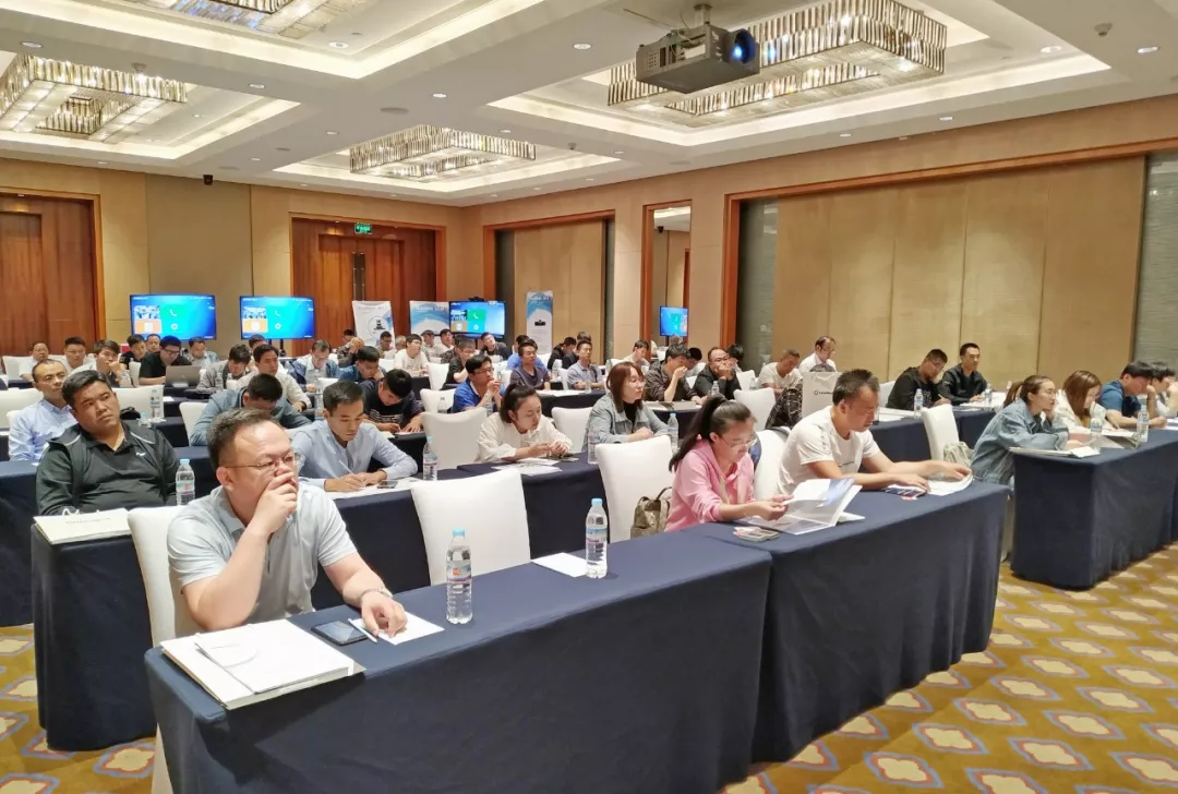 领导扒开我奶罩吸我奶头视频