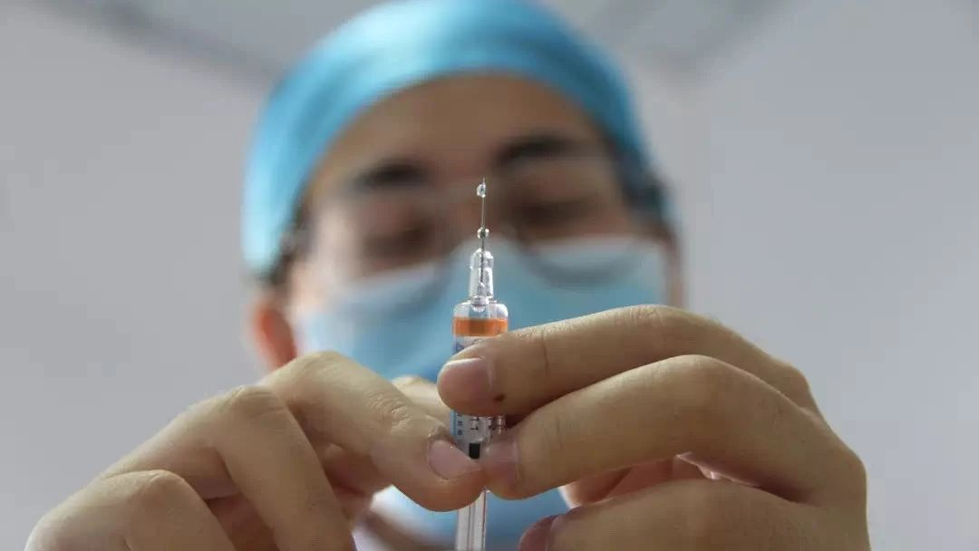 领导扒开我奶罩吸我奶头视频