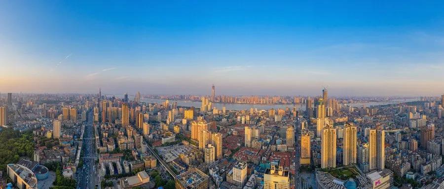 领导扒开我奶罩吸我奶头视频