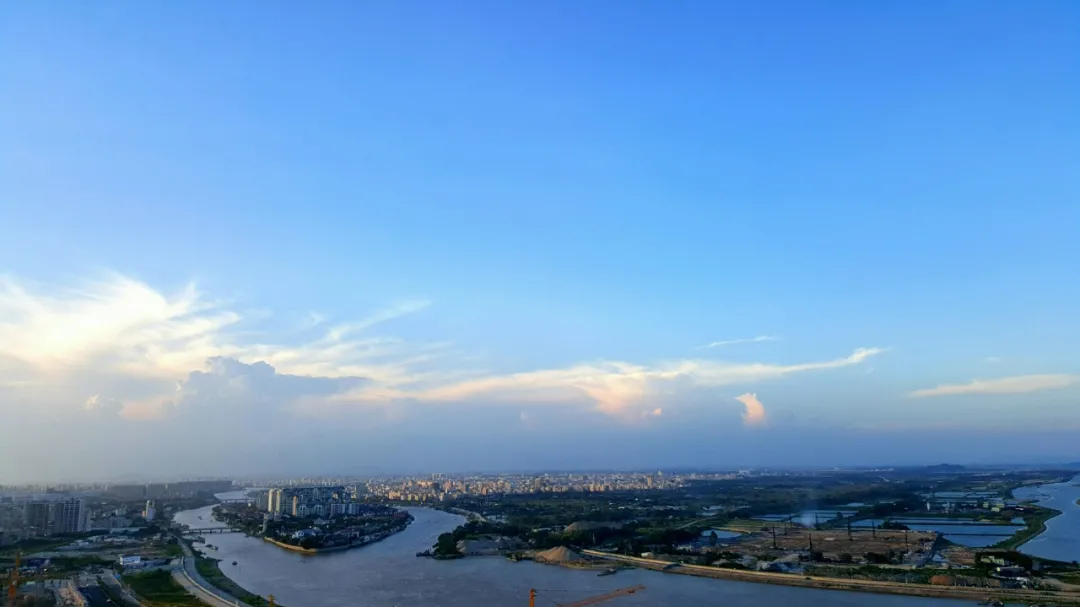 领导扒开我奶罩吸我奶头视频