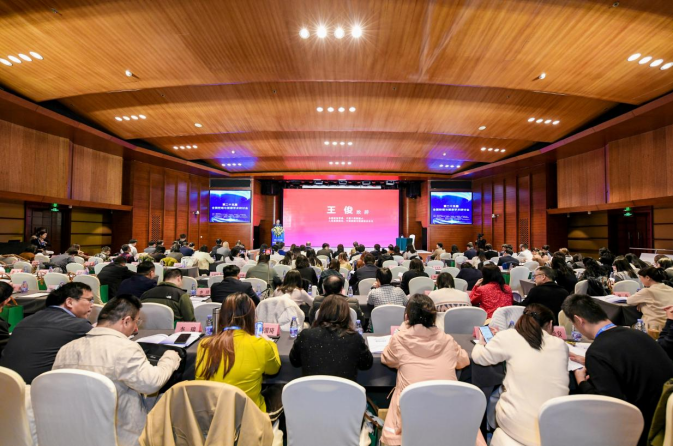 领导扒开我奶罩吸我奶头视频