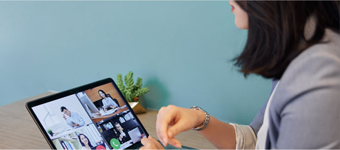 领导扒开我奶罩吸我奶头视频