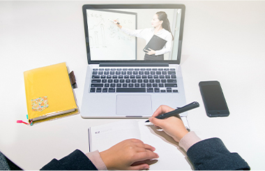 领导扒开我奶罩吸我奶头视频