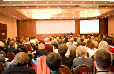 领导扒开我奶罩吸我奶头视频