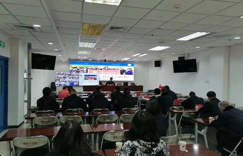 领导扒开我奶罩吸我奶头视频