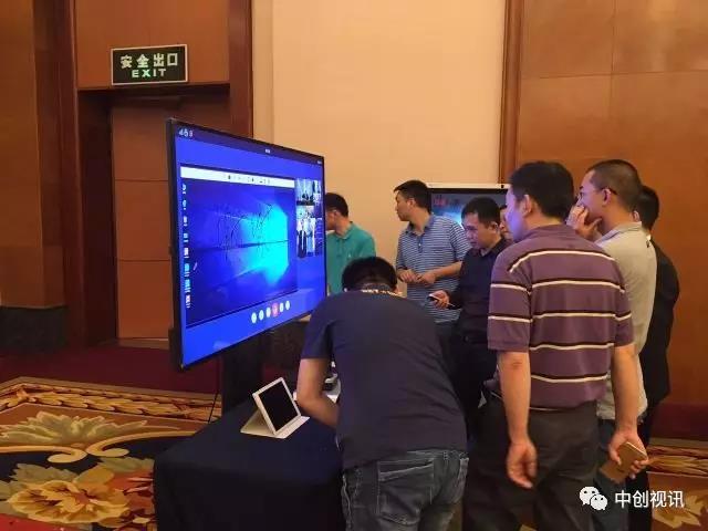 领导扒开我奶罩吸我奶头视频