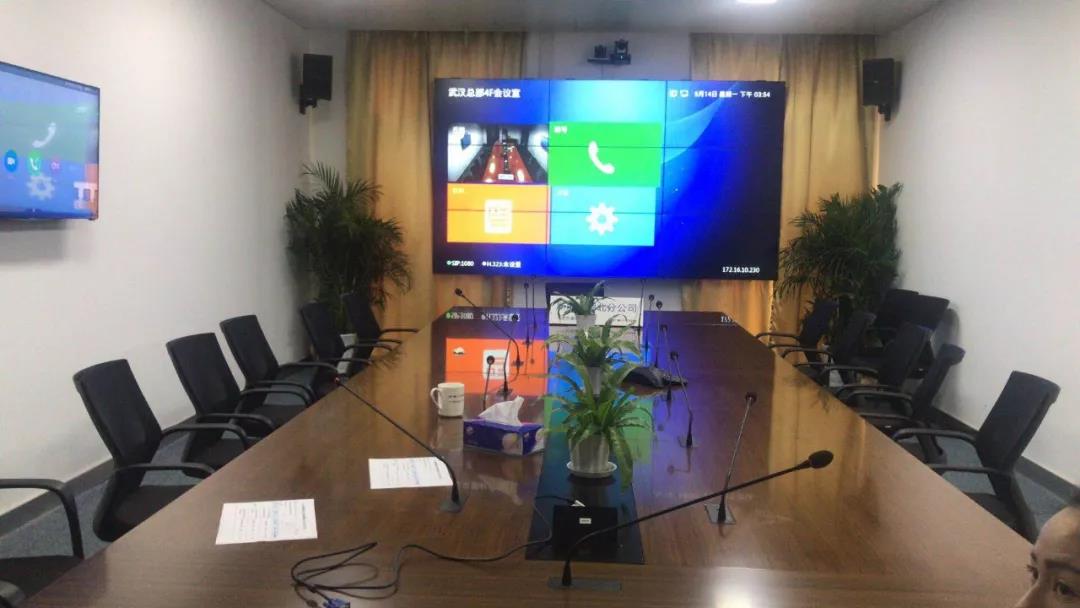 领导扒开我奶罩吸我奶头视频