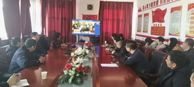 领导扒开我奶罩吸我奶头视频